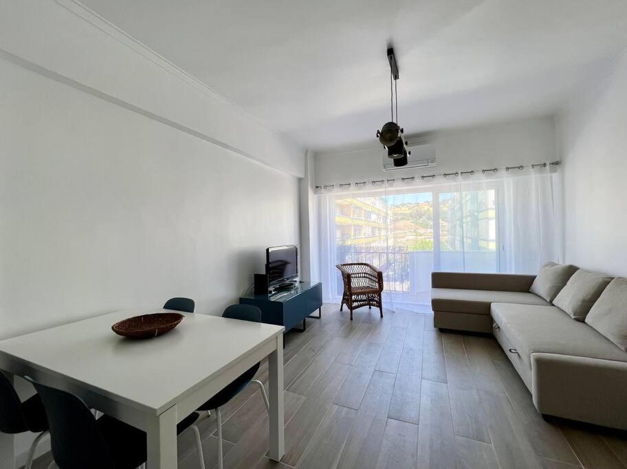 Apartamento Muito Central - 300 Metros Da Praia Lägenhet Costa de Caparica Exteriör bild