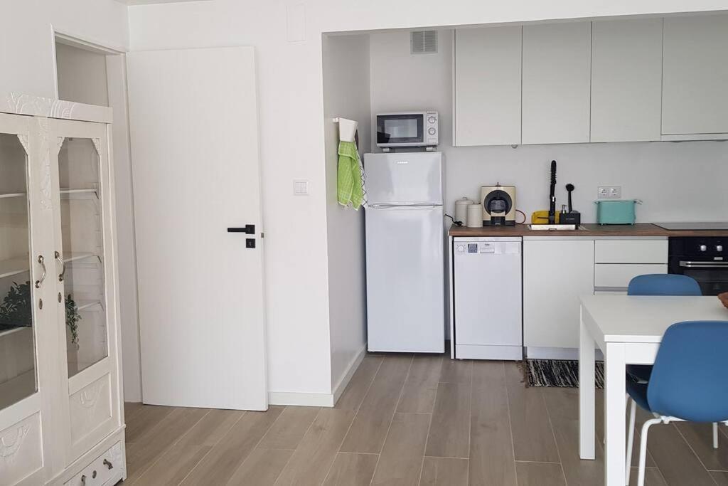 Apartamento Muito Central - 300 Metros Da Praia Lägenhet Costa de Caparica Exteriör bild