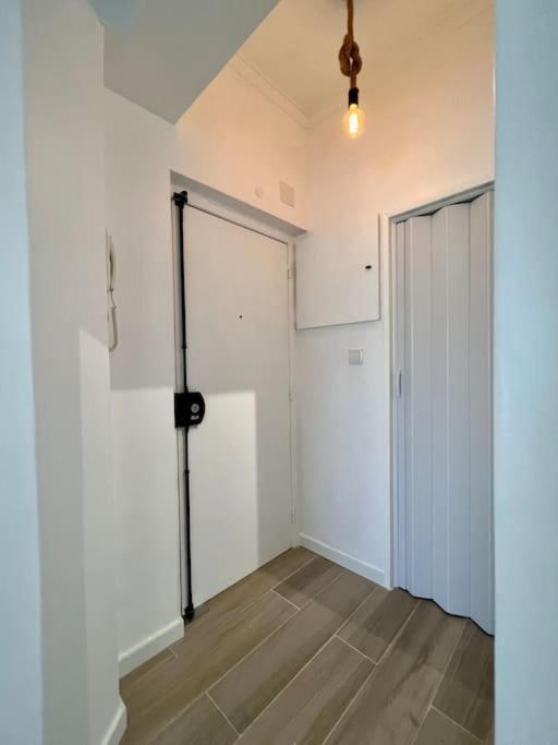 Apartamento Muito Central - 300 Metros Da Praia Lägenhet Costa de Caparica Exteriör bild